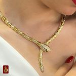 نمای نزدیک از گردنبند از سرویس مار بولگاری
